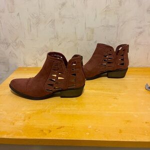 BAMBOO Women’s burgundy/ purple colored ankle booties - Size 9